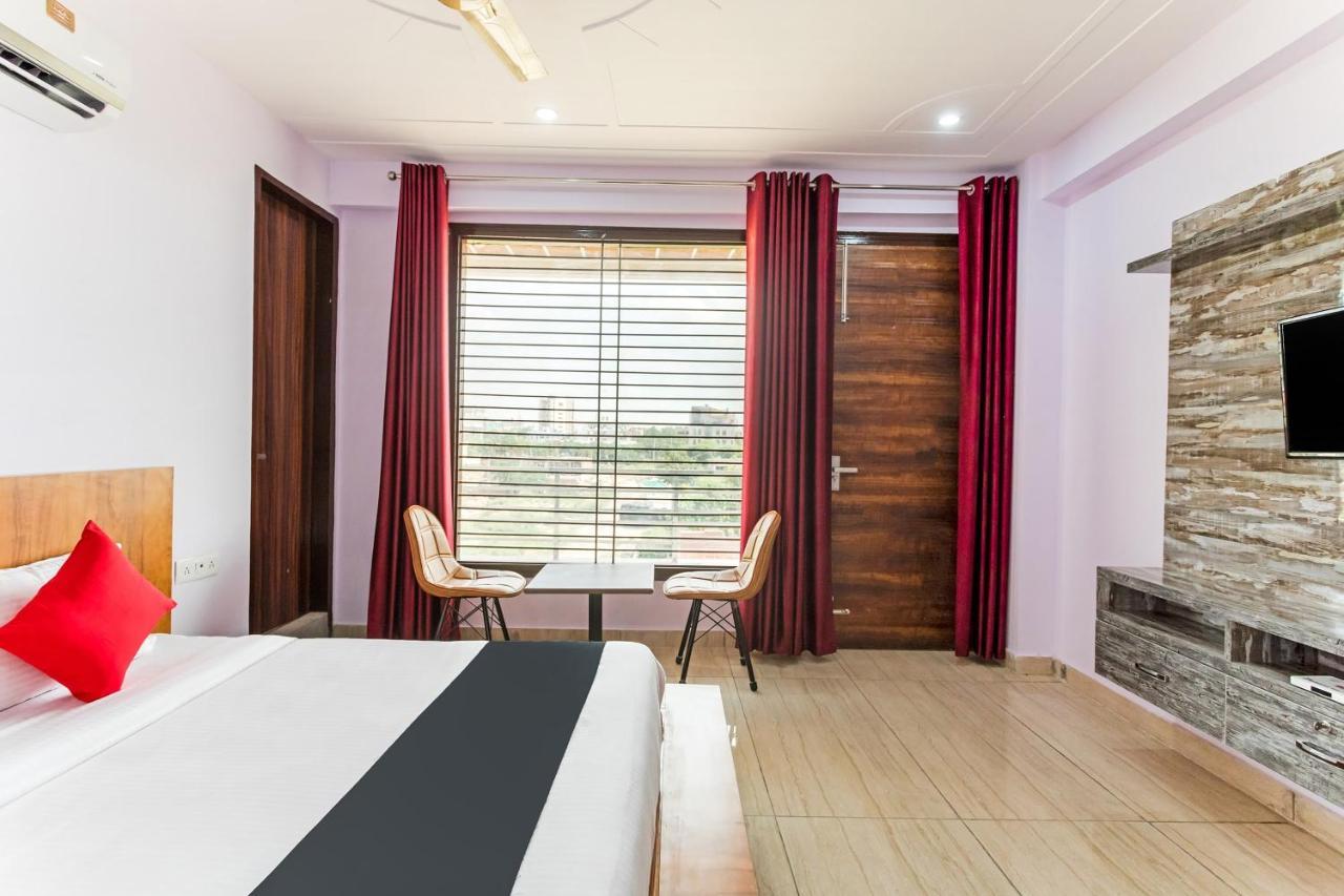 Capital O Harish Residency Hotel Gurgaon Bagian luar foto