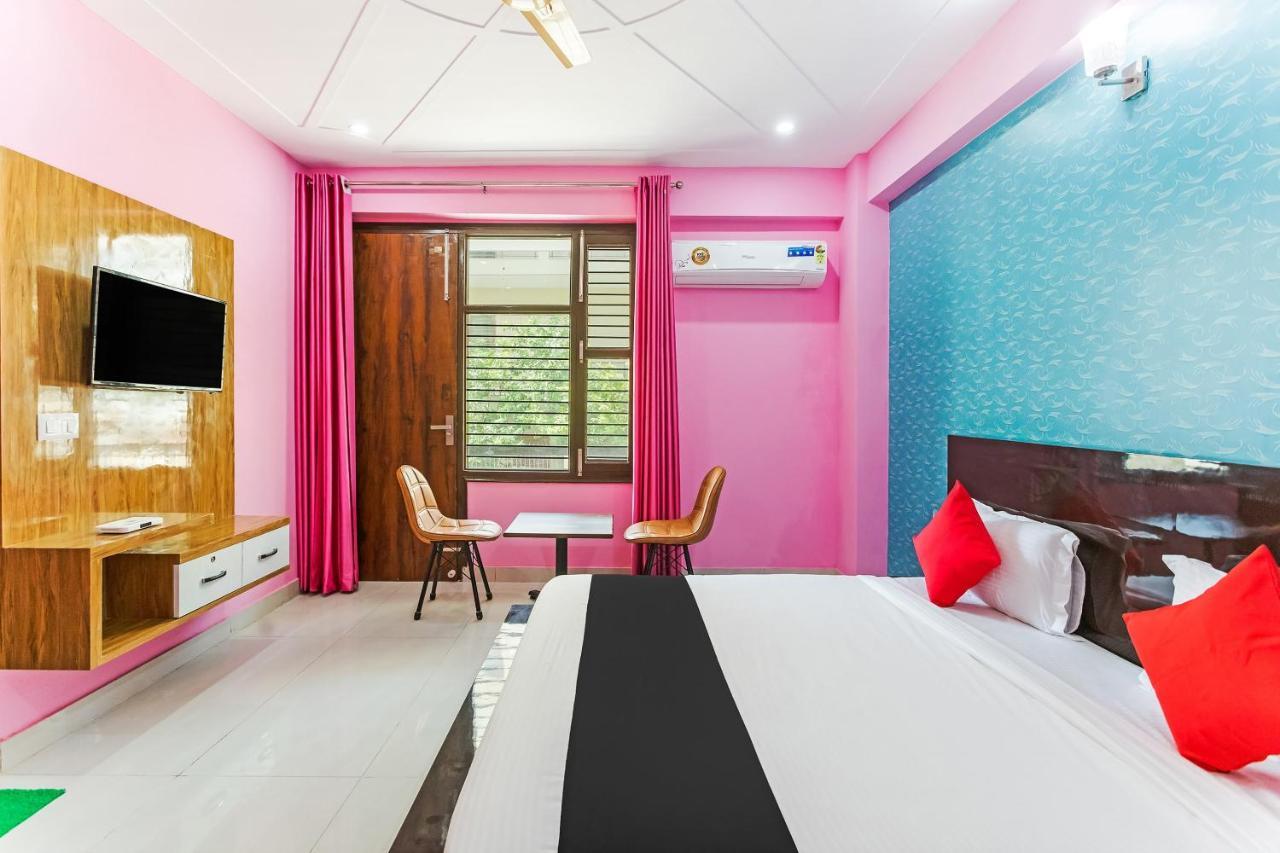 Capital O Harish Residency Hotel Gurgaon Bagian luar foto