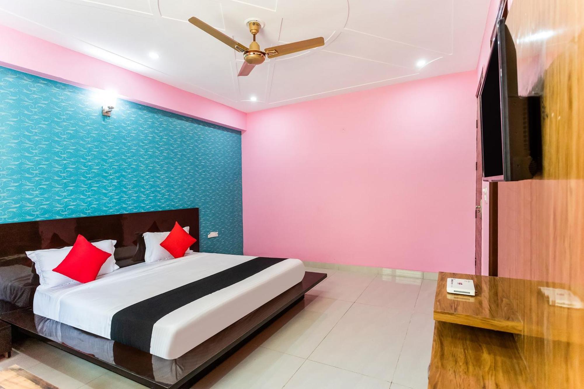 Capital O Harish Residency Hotel Gurgaon Bagian luar foto