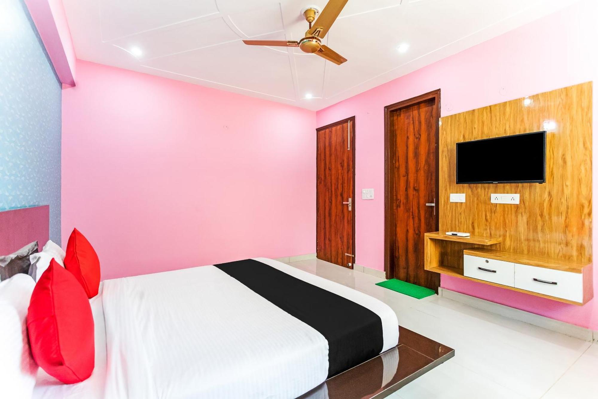 Capital O Harish Residency Hotel Gurgaon Bagian luar foto
