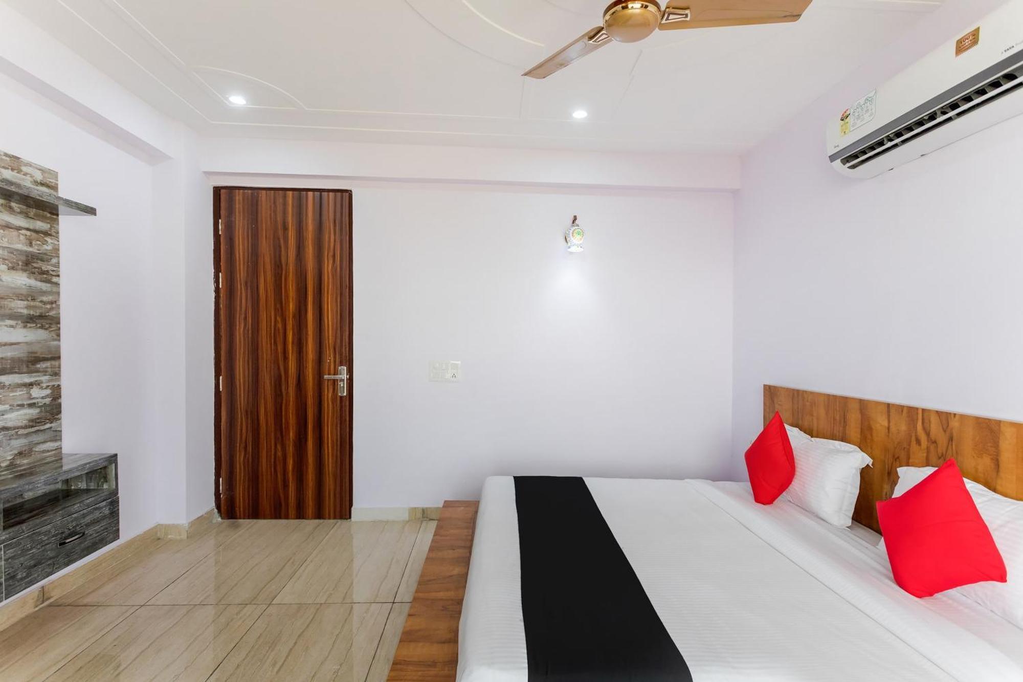 Capital O Harish Residency Hotel Gurgaon Bagian luar foto