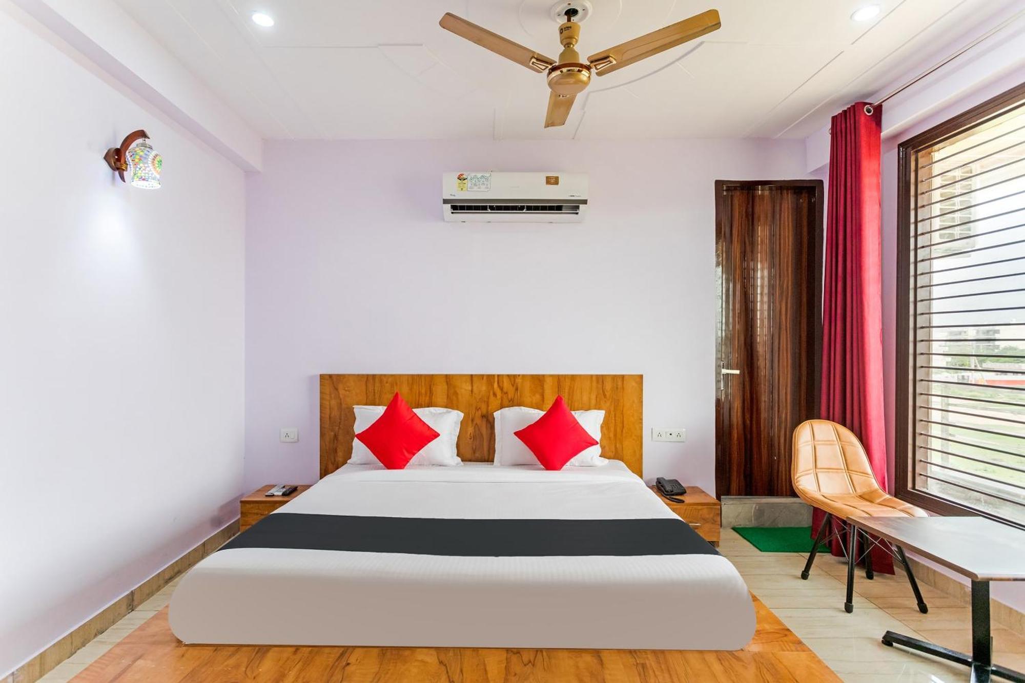 Capital O Harish Residency Hotel Gurgaon Bagian luar foto