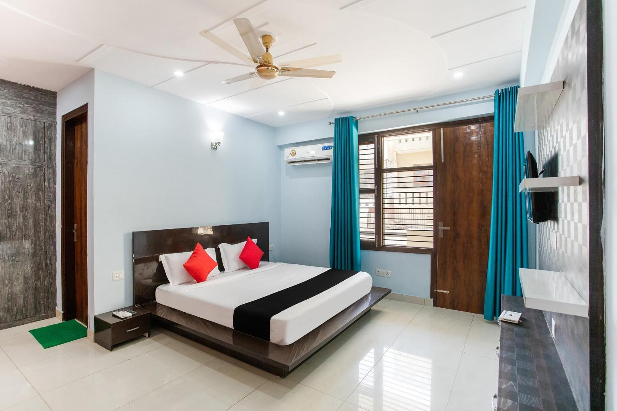 Capital O Harish Residency Hotel Gurgaon Bagian luar foto
