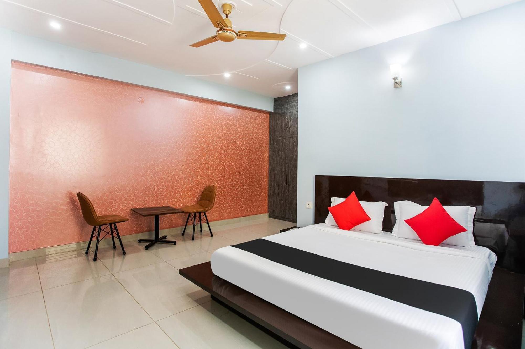 Capital O Harish Residency Hotel Gurgaon Bagian luar foto