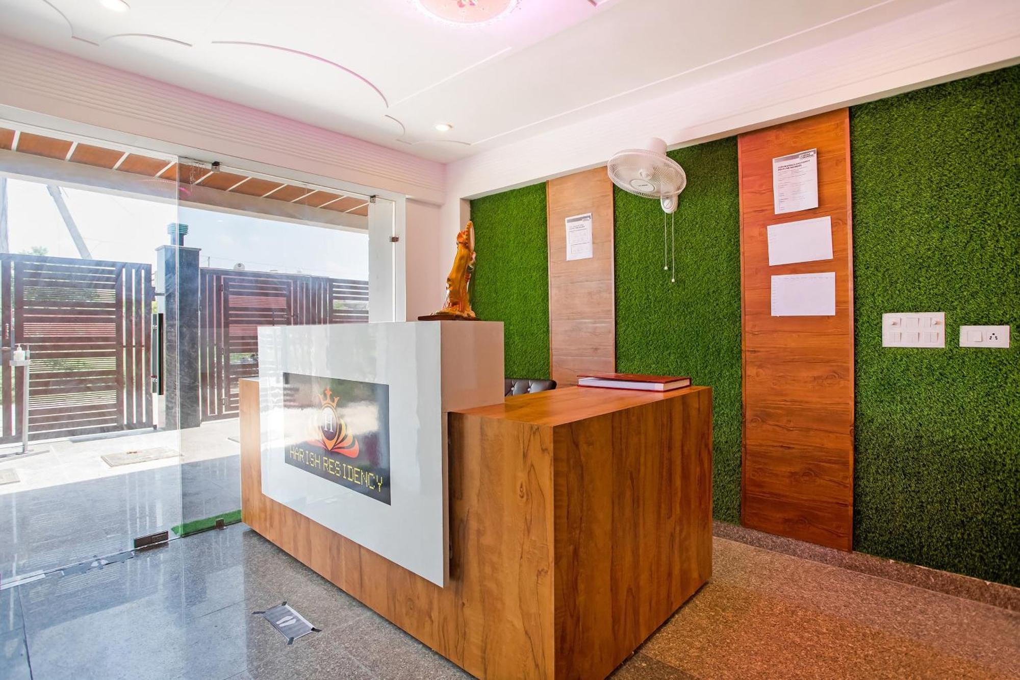 Capital O Harish Residency Hotel Gurgaon Bagian luar foto