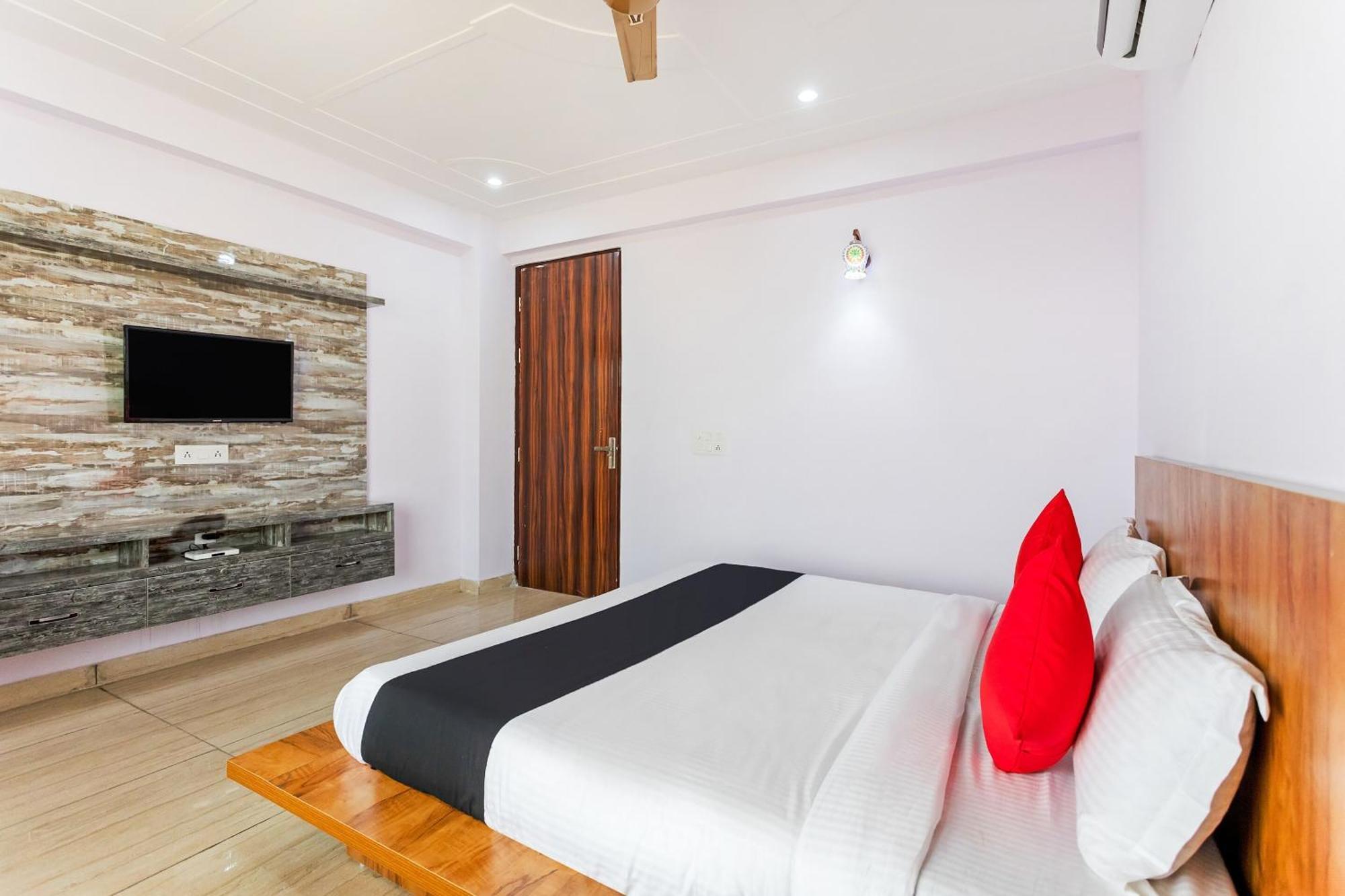 Capital O Harish Residency Hotel Gurgaon Bagian luar foto